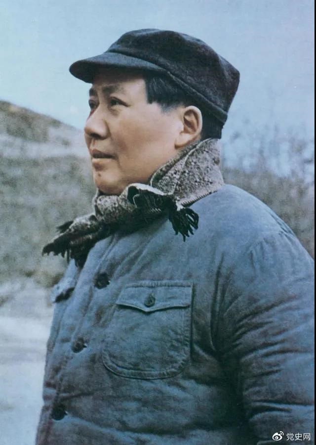 　　1947年3月18日，中共中央機關主動撤離延安。毛澤東和周恩來、任弼時等繼續(xù)留在陜北，指揮全國人民解放戰(zhàn)爭。這是轉戰(zhàn)陜北前夕的毛澤東。